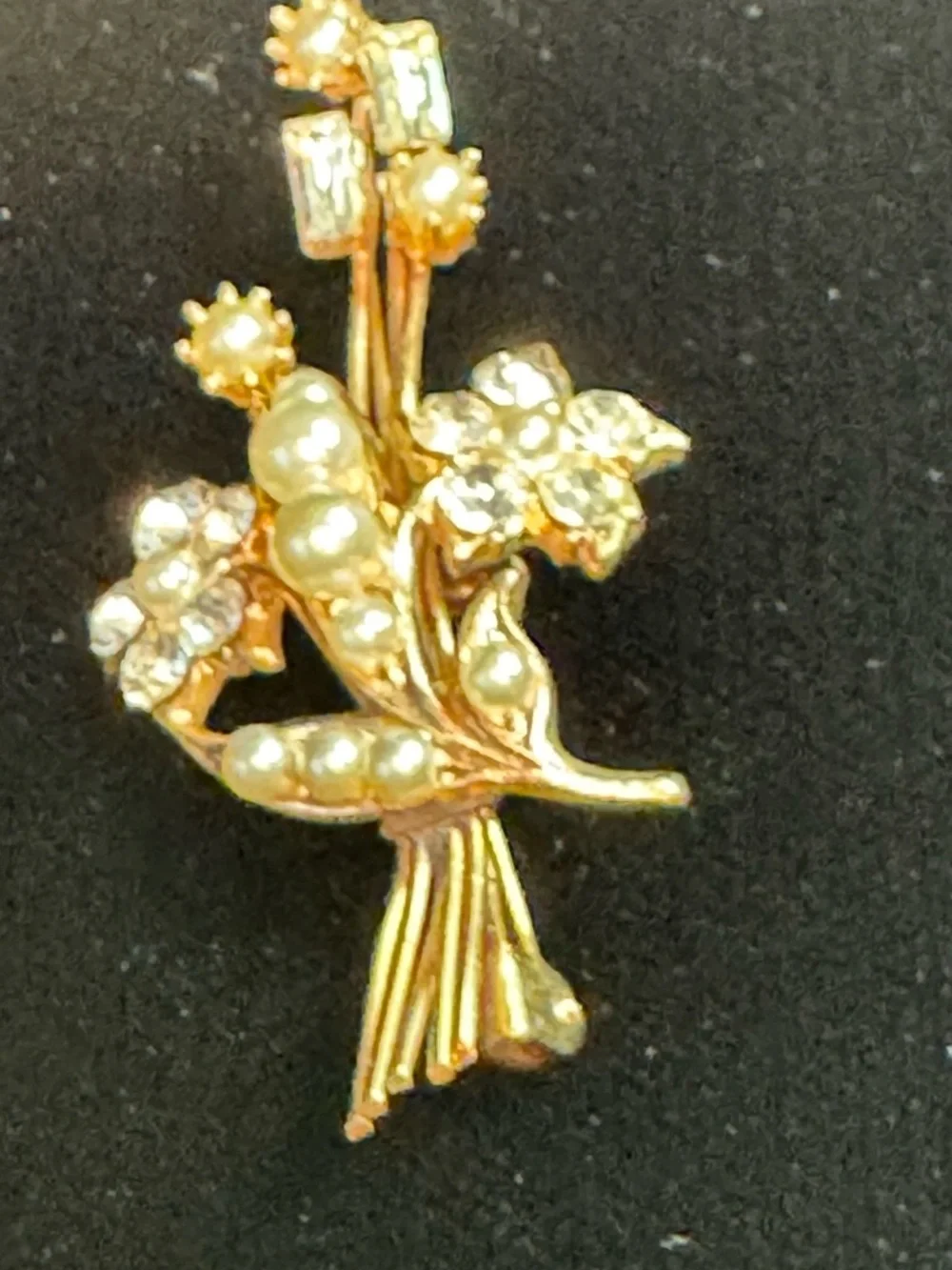 VTG delicate gold tone floral brooch w/faux pearls & clear rhinestone accents
